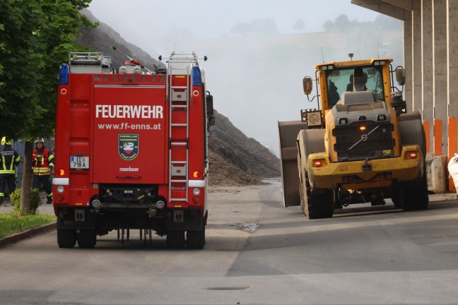 Brand im Au�enbereich eines Entsorgungsunternehmens in Enns sorgte f�r Einsatz zweier Feuerwehren