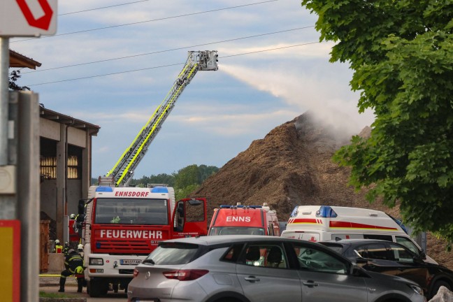 Brand im Au�enbereich eines Entsorgungsunternehmens in Enns sorgte f�r Einsatz zweier Feuerwehren