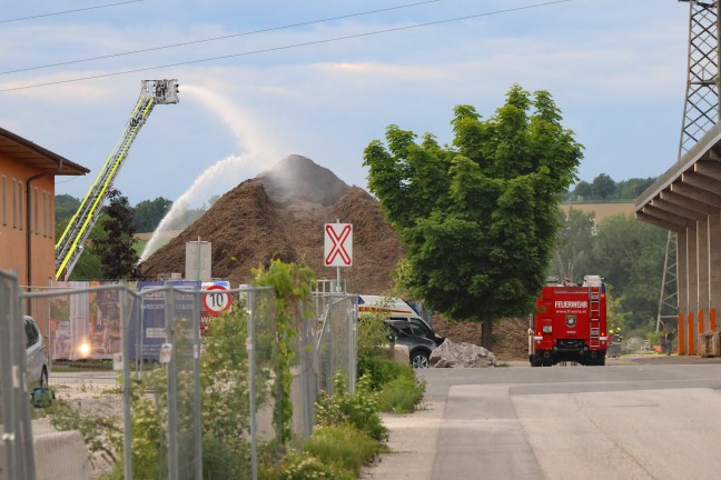 Brand im Au�enbereich eines Entsorgungsunternehmens in Enns sorgte f�r Einsatz zweier Feuerwehren
