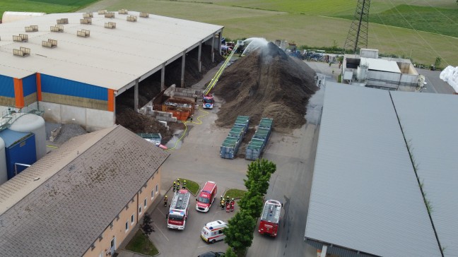 Brand im Au�enbereich eines Entsorgungsunternehmens in Enns sorgte f�r Einsatz zweier Feuerwehren