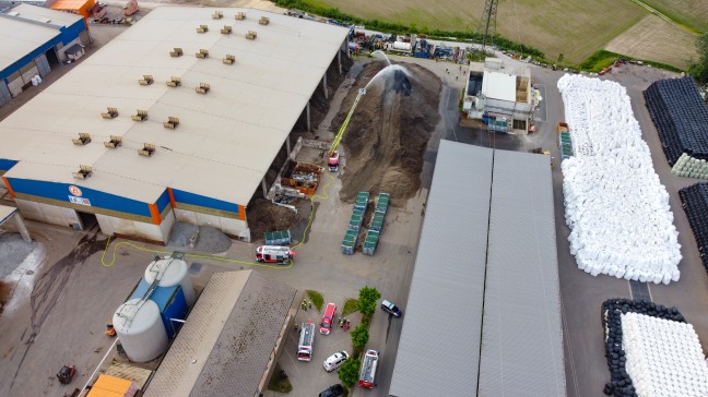 Brand im Au�enbereich eines Entsorgungsunternehmens in Enns sorgte f�r Einsatz zweier Feuerwehren