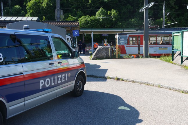 Drei Verletzte: Triebwagen einer Lokalbahn im Bahnhofsbereich in Lambach gegen Prellbock geprallt