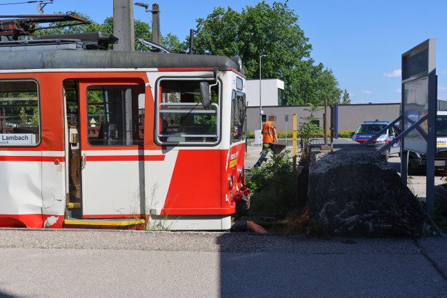 Drei Verletzte: Triebwagen einer Lokalbahn im Bahnhofsbereich in Lambach gegen Prellbock geprallt