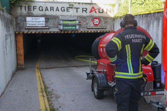 Brand eines PKW in einer Tiefgarage in Traun sorgt f�r gr��eren Einsatz dreier Feuerwehren