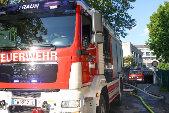 Brand eines PKW in einer Tiefgarage in Traun sorgt f�r gr��eren Einsatz dreier Feuerwehren