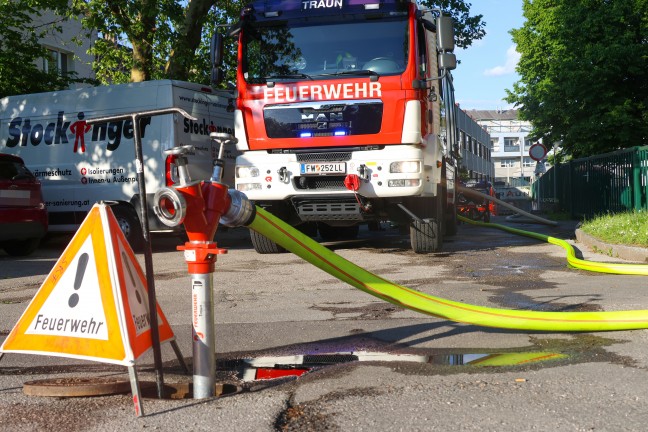 Brand eines PKW in einer Tiefgarage in Traun sorgt f�r gr��eren Einsatz dreier Feuerwehren