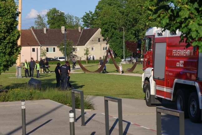 Brand eines PKW in einer Tiefgarage in Traun sorgt f�r gr��eren Einsatz dreier Feuerwehren