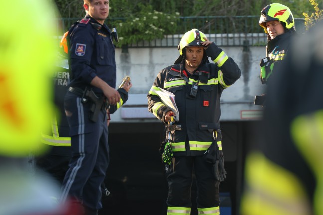Brand eines PKW in einer Tiefgarage in Traun sorgt f�r gr��eren Einsatz dreier Feuerwehren