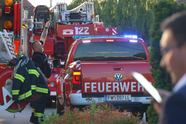 Brand eines PKW in einer Tiefgarage in Traun sorgt f�r gr��eren Einsatz dreier Feuerwehren