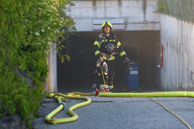 Brand eines PKW in einer Tiefgarage in Traun sorgt f�r gr��eren Einsatz dreier Feuerwehren