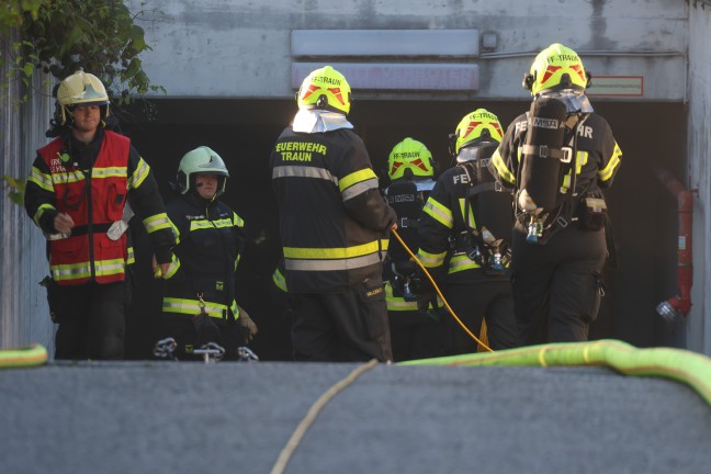 Brand eines PKW in einer Tiefgarage in Traun sorgt f�r gr��eren Einsatz dreier Feuerwehren