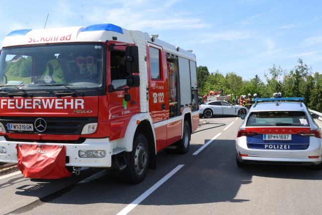 Exklusiver Sportwagen auf Scharnsteiner Strae bei Gschwandt in entgegenkommenden LKW gekracht
