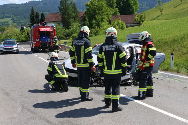 Exklusiver Sportwagen auf Scharnsteiner Strae bei Gschwandt in entgegenkommenden LKW gekracht