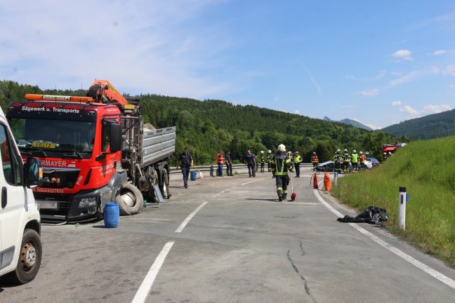 Exklusiver Sportwagen auf Scharnsteiner Strae bei Gschwandt in entgegenkommenden LKW gekracht