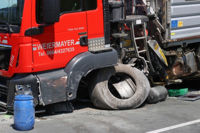 Exklusiver Sportwagen auf Scharnsteiner Strae bei Gschwandt in entgegenkommenden LKW gekracht