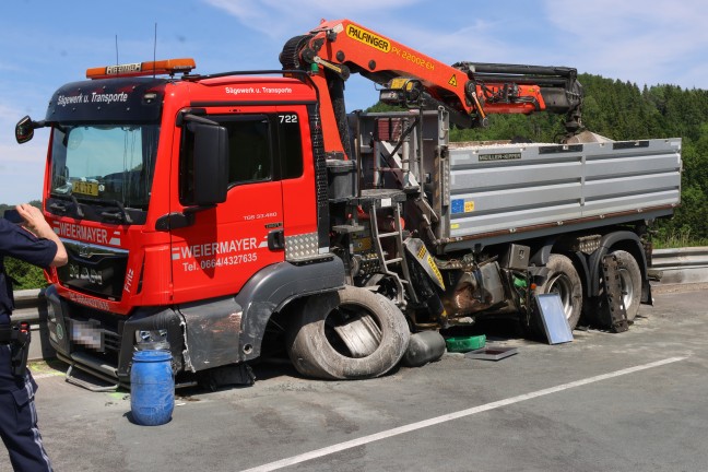 Exklusiver Sportwagen auf Scharnsteiner Strae bei Gschwandt in entgegenkommenden LKW gekracht