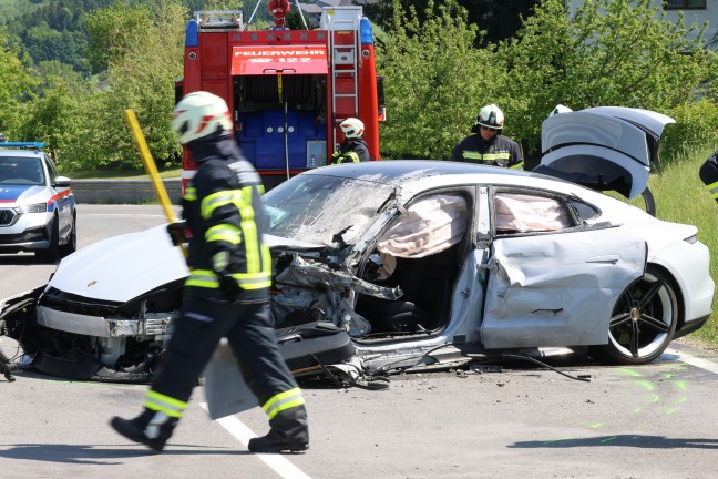 Exklusiver Sportwagen auf Scharnsteiner Strae bei Gschwandt in entgegenkommenden LKW gekracht