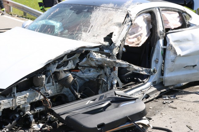 Exklusiver Sportwagen auf Scharnsteiner Strae bei Gschwandt in entgegenkommenden LKW gekracht