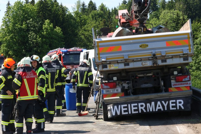 Exklusiver Sportwagen auf Scharnsteiner Strae bei Gschwandt in entgegenkommenden LKW gekracht