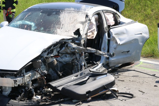 Exklusiver Sportwagen auf Scharnsteiner Strae bei Gschwandt in entgegenkommenden LKW gekracht