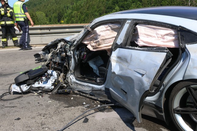 Exklusiver Sportwagen auf Scharnsteiner Strae bei Gschwandt in entgegenkommenden LKW gekracht