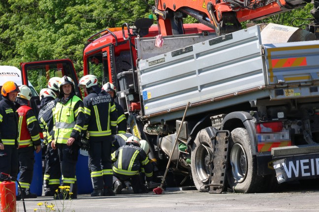 Exklusiver Sportwagen auf Scharnsteiner Strae bei Gschwandt in entgegenkommenden LKW gekracht