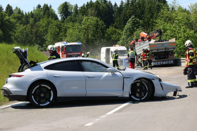 Exklusiver Sportwagen auf Scharnsteiner Strae bei Gschwandt in entgegenkommenden LKW gekracht
