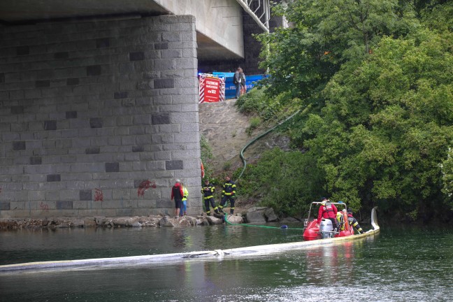 Bootseinsatz der Feuerwehr: l auf der Traun bei Marchtrenk mittels Saugwagen abgesaugt
