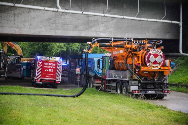 Bootseinsatz der Feuerwehr: l auf der Traun bei Marchtrenk mittels Saugwagen abgesaugt
