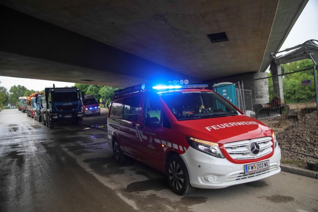 Bootseinsatz der Feuerwehr: l auf der Traun bei Marchtrenk mittels Saugwagen abgesaugt