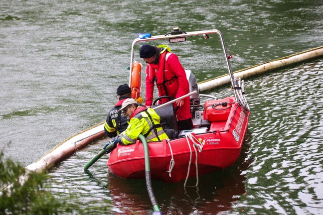 Bootseinsatz der Feuerwehr: l auf der Traun bei Marchtrenk mittels Saugwagen abgesaugt