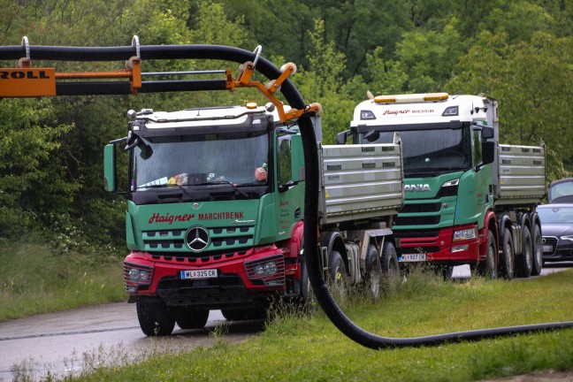 Bootseinsatz der Feuerwehr: l auf der Traun bei Marchtrenk mittels Saugwagen abgesaugt