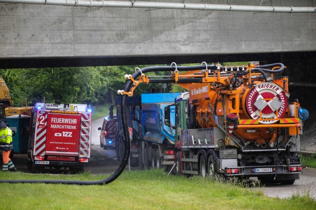 Bootseinsatz der Feuerwehr: l auf der Traun bei Marchtrenk mittels Saugwagen abgesaugt