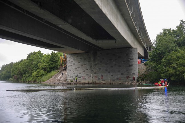 Bootseinsatz der Feuerwehr: l auf der Traun bei Marchtrenk mittels Saugwagen abgesaugt