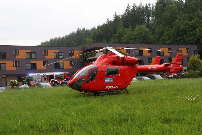 Vier Verletzte bei Zimmerbrand in einem Seniorenheim in Vcklabruck - Groeinsatz der Rettungskrfte
