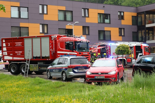 Vier Verletzte bei Zimmerbrand in einem Seniorenheim in Vcklabruck - Groeinsatz der Rettungskrfte