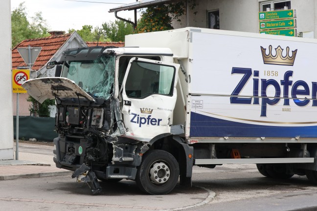 Aufrumarbeiten auf Voralpenstrae: LKW und Biertransporter kollidierten im Ortszentrum von Sattledt