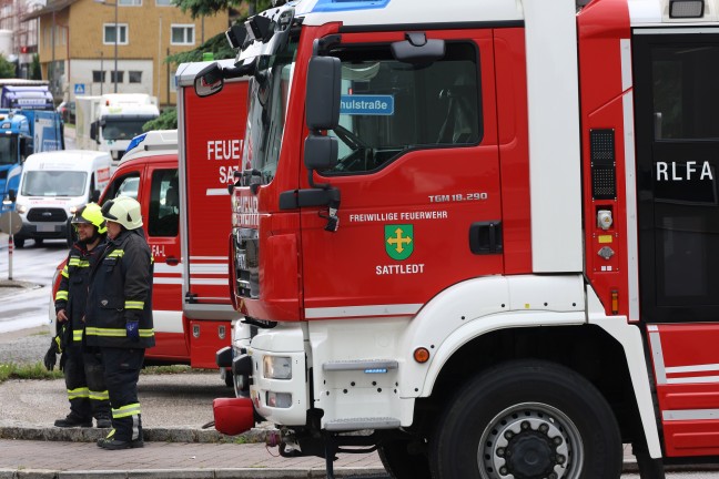 Aufrumarbeiten auf Voralpenstrae: LKW und Biertransporter kollidierten im Ortszentrum von Sattledt