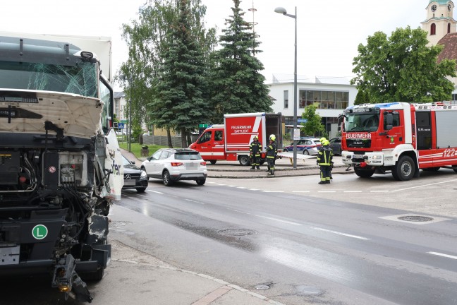 Aufrumarbeiten auf Voralpenstrae: LKW und Biertransporter kollidierten im Ortszentrum von Sattledt