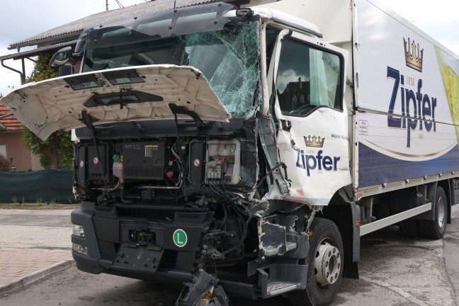 Aufrumarbeiten auf Voralpenstrae: LKW und Biertransporter kollidierten im Ortszentrum von Sattledt