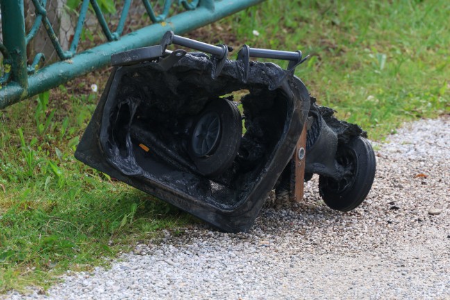 M�lltonnenbrand bei einem Einfamilienwohnhaus in Wels-Neustadt durch hei�e Kohle