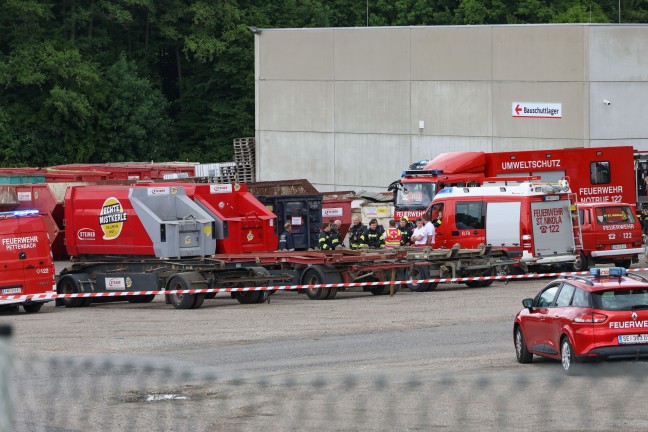 Vier Feuerwehren nach Reaktion eines Stoffes bei Entsorgungsunternehmen in Waldneukirchen im Einsatz