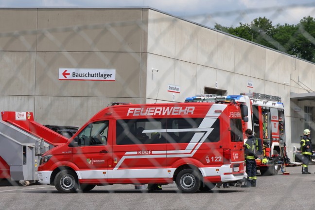 Vier Feuerwehren nach Reaktion eines Stoffes bei Entsorgungsunternehmen in Waldneukirchen im Einsatz