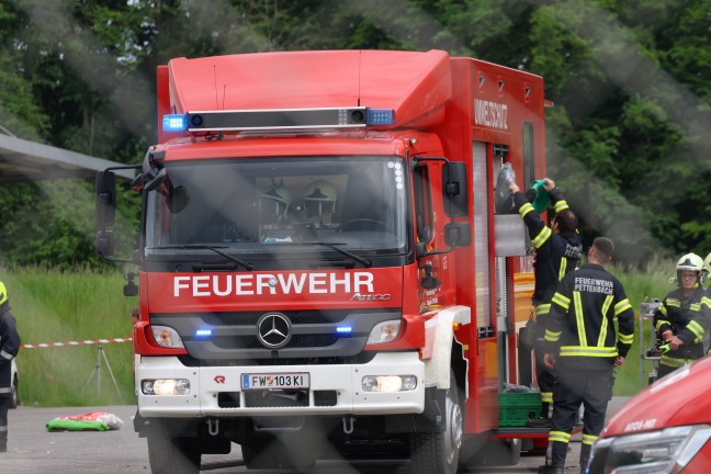 Vier Feuerwehren nach Reaktion eines Stoffes bei Entsorgungsunternehmen in Waldneukirchen im Einsatz