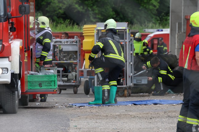 Vier Feuerwehren nach Reaktion eines Stoffes bei Entsorgungsunternehmen in Waldneukirchen im Einsatz