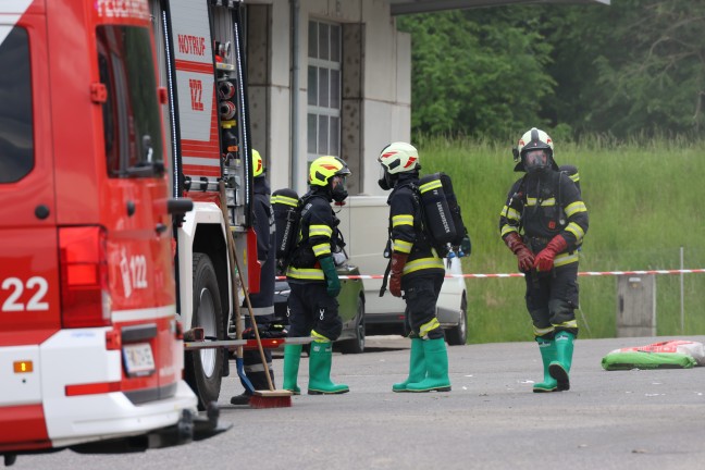Vier Feuerwehren nach Reaktion eines Stoffes bei Entsorgungsunternehmen in Waldneukirchen im Einsatz