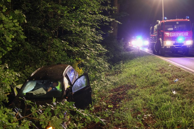 Auto bei Laakirchen von Gmundener Strae abgekommen und in Struchern am Waldrand gelandet