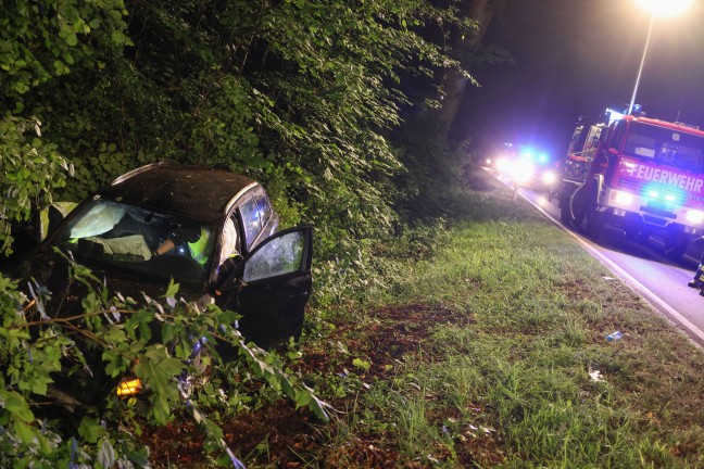 Auto bei Laakirchen von Gmundener Strae abgekommen und in Struchern am Waldrand gelandet