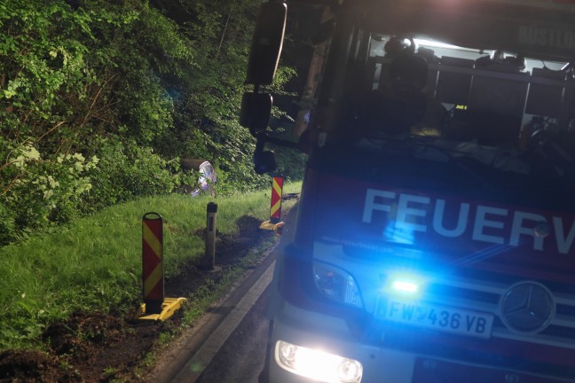 Auto bei Laakirchen von Gmundener Strae abgekommen und in Struchern am Waldrand gelandet