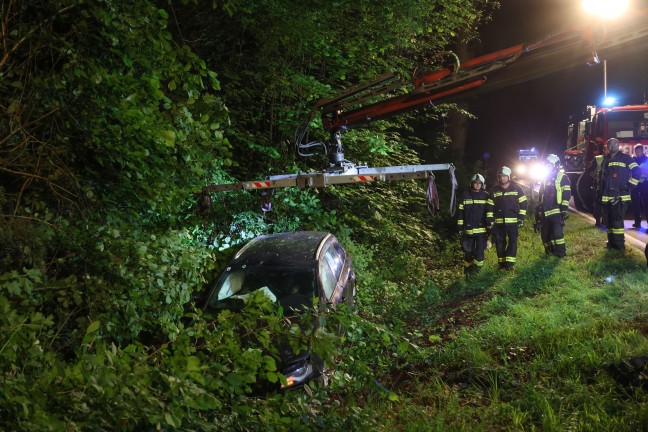 Auto bei Laakirchen von Gmundener Strae abgekommen und in Struchern am Waldrand gelandet